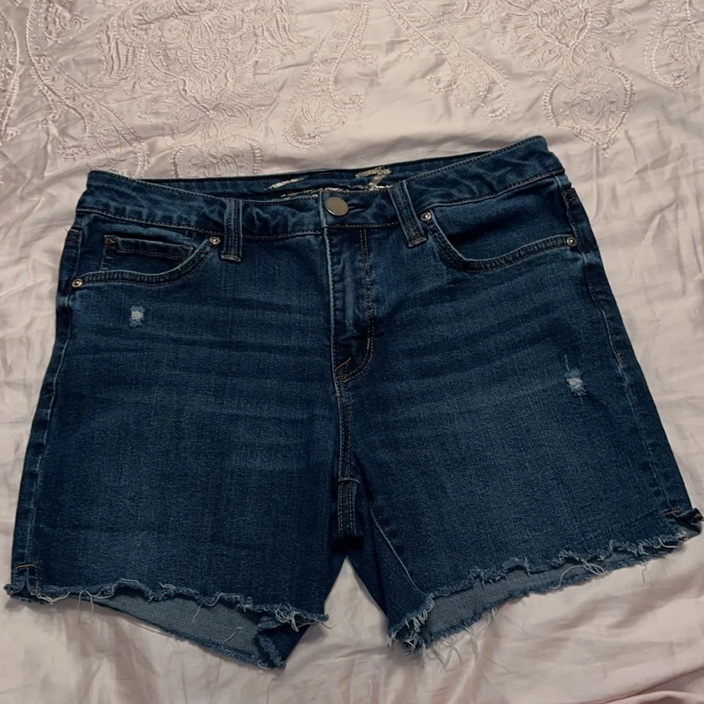 Seven7 Distressed Denim Shorts Medium Wash Raw Hem Size 6
